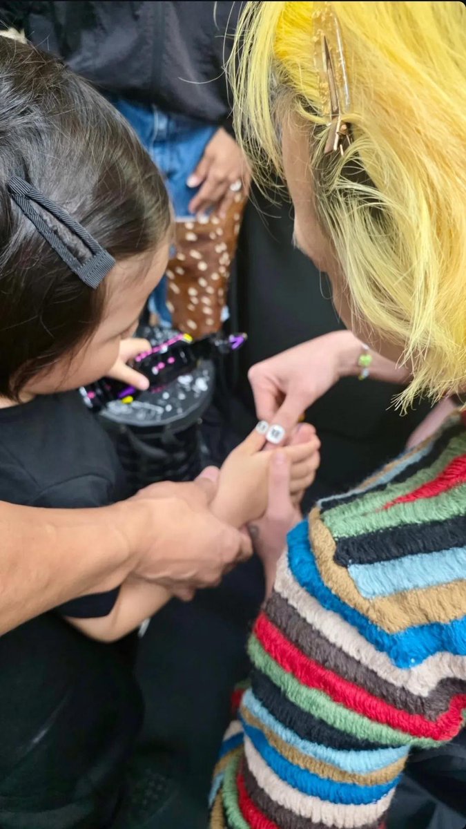 WhiteTamar1's tweet photo. Awww why so sweet.
G adds nail art to Eden too 😍
Precious https://t.co/2wS0ITGgje