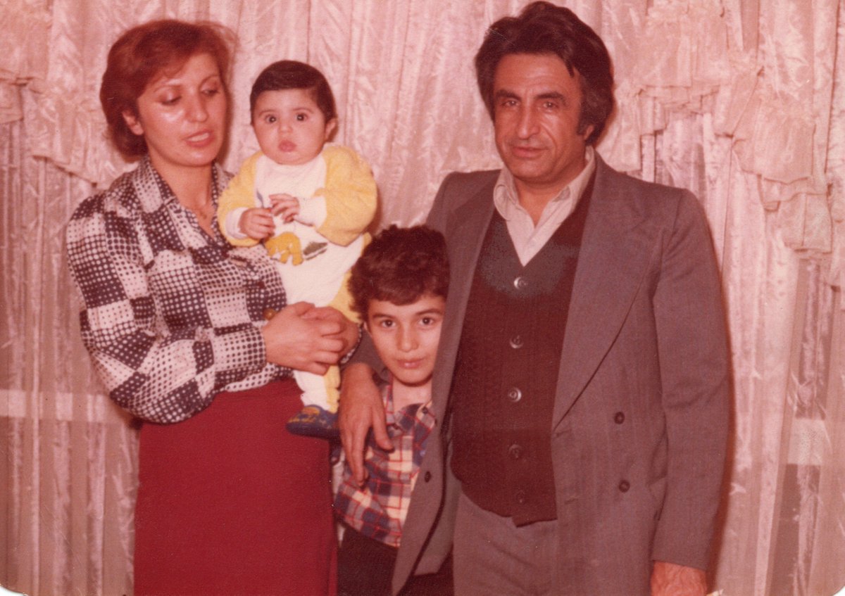 Fotouhia's tweet photo. روز پزشک فرخنده باد.
امروز می‌خواهم یاد کنم از پدرم، دکتر احمد علی فراگردی، انسانی دوست‌داشتنی که تاثیرش بر زندگی‌ام عمیق و ماندگار است. مادرم، سیمین دخت، پرستار بخش‌های اورژانس و کودکان، پس از پایان ازدواج اولش که حاصلش من بودم، مدتی زندگی مادر مجرد را پیش گرفت که تا سال پنجاه و نه ادامه پیدا کرد. پس از آشنایی با دکتر احمد علی فراگردی و ازدواج با او، زندگی من با مفهوم "پدر" مانوس شد.
از آغاز رابطه‌ای ویژه با هم داشتیم. با حوصله می‌نشست و ساعت‌ها برای آن کودک هشت نه ساله از خاطرات زندگی پرماجرایش می‌گفت. از خردسالی‌اش در همدان که چوپانی گوسفندهای مردم را می‌کرد و زندگی فقیرانه‌ای که داشت. از پدری که با کتک او را از مدرسه بیرون می‌کشید و به سر کار می‌فرستاد. به یاد دارم که هنگام تماشای فیلم پدرسالار برادران تاویانی می‌گریست. از فوتبال و شوتهای پای چپش که باعث شد در همدان به او لقب "احمد چپال" بدهند. از ورودش به دانشسرای عالی و لیسانس زمین‌شناسی در اوایل دهه ۳۰، کار در شرکت نفت و دبیری زیست‌شناسی و زمین‌شناسی در آبادان و آغاجاری و مسجدسلیمان و بعدها تهران، از فوتبال در شاهین آبادان و هم تیمی‌هایی چون پرویز دهداری و حمید جاسمیان و حمید برمکی و منوچهر سالیا و بسیاری دیگر. از خاطرات ایرانگردی. از خاطرات شکار. از ورودش به دانشکده پزشکی دانشگاه تهران و خاطراتش از دوران دانشجویی پزشکی به عنوان دانشجویی متاهل و شاغل و خاطراتش از استادانی چون دکتر عدل، جهانشاه صالح، وارطانی، اقبال، آرمین و دیگران و احترامی عمیق که چون اسطوره‌های زندگیش برایشان قایل بود.
او کتابهایی برای کودکان نوشت که توسط انتشارات هستی منتشر شد: کتابهای شیر، ببر، پلنگ، کتاب قصه‌وار جگوار، سرخپوست‌های آمریکا، سیتینگ بول، ... آن زمان همه‌ی آن کتابها را داشتم.
سال شصت پویا به زندگی‌ام آمد. نوزادی که مادرم در بيمارستان در آغوشم گذاشت و گفت: این هم برادری که آرزویش را داشتی.
دکتر احمد علی فراگردی، اولین معلم من در خیلی چیزها بود: فوتبال، ادبیات کلاسیک فارسی و غرب، سینمای کلاسیک، زیست‌شناسی و فیزیولوژی، تاریخ معاصر، مکانیک خودرو، ... و شاید به خاطر او بود که ۳۲ سال است که در حرفه‌ی مهندسی پزشکی خدمت می‌کنم.
امروز در گوری سه طبقه او و پویا در کنار هم آرمیده‌اند، تا روزی که من به آنها بپیوندم.

یادت گرامی بابا.