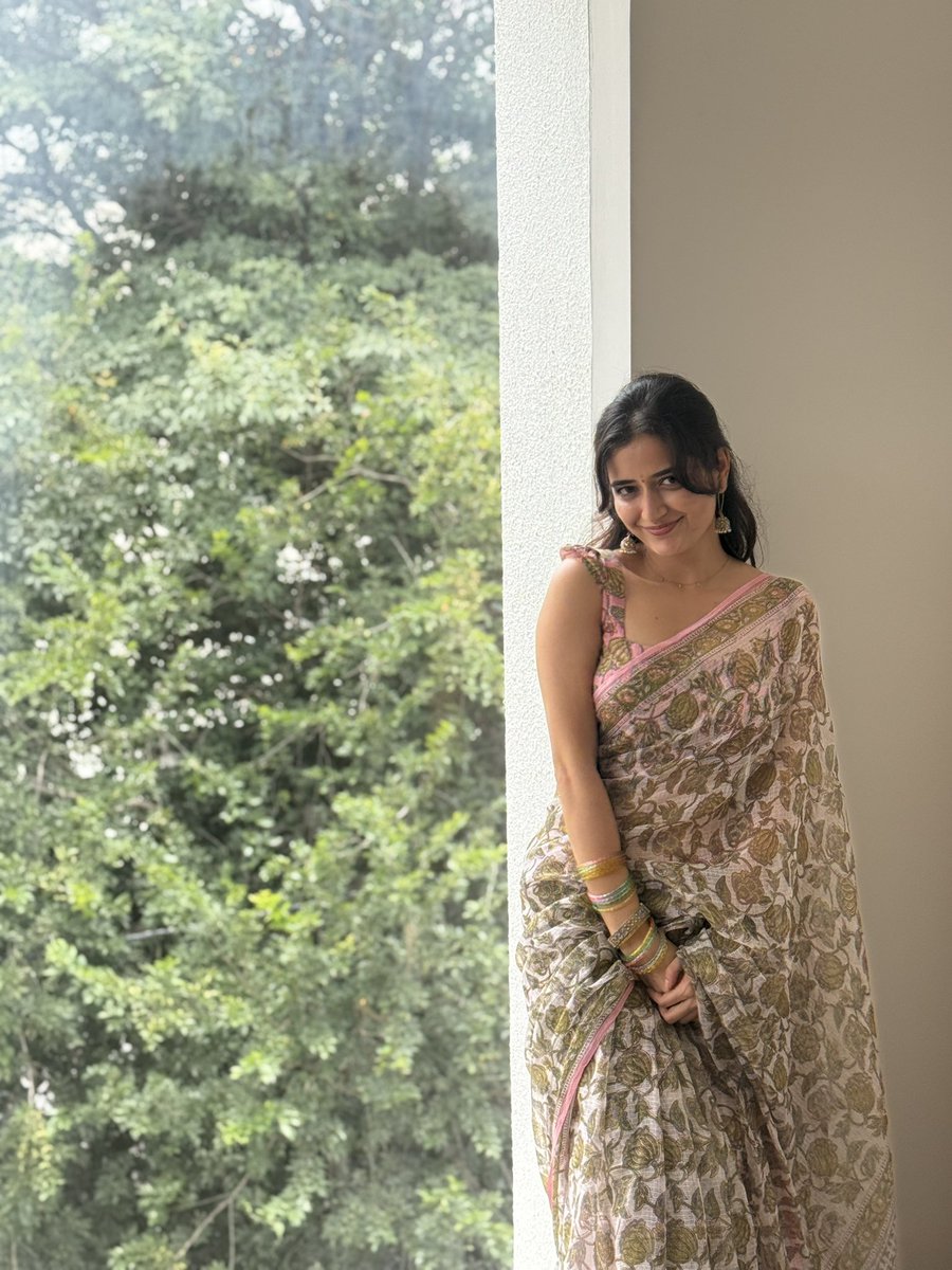 AshikaRanganath's tweet photo. 🌷 https://t.co/Q9mbfKzlF8