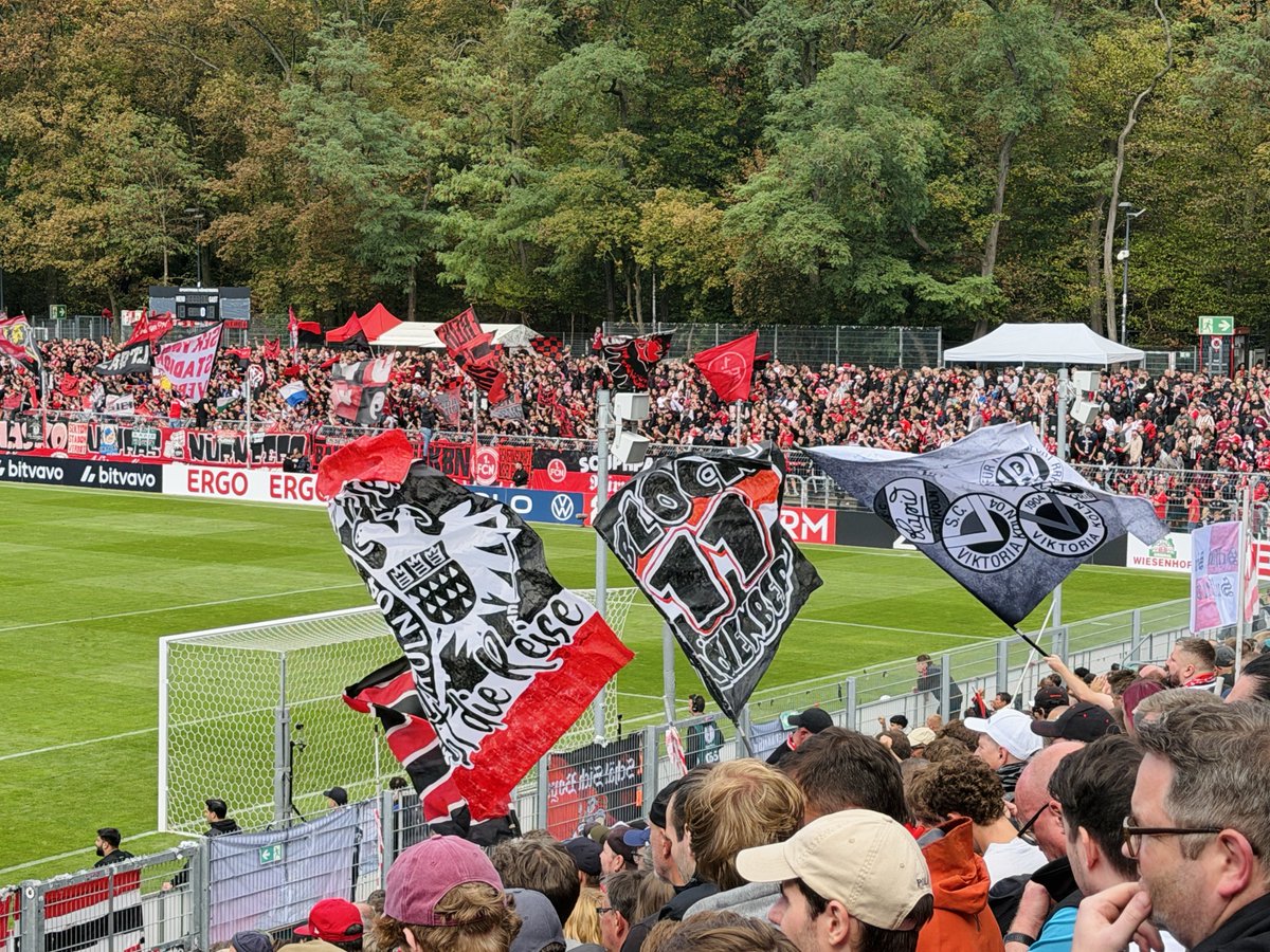 NEC_QAC's tweet photo. Van de locura total in Mannheim naar relatieve rust in Keulen voor Viktoria Köln - FC Nürnberg. Sportpark Höhenberg was met 8000 man ausverkauft. De helft daarvan had de reis vanuit Zuidoost Duitsland ondernomen. Prima sfeertje, relaxed, 10 man politie en geen ME te zien #VIKFCN https://t.co/16C2vVkB3q