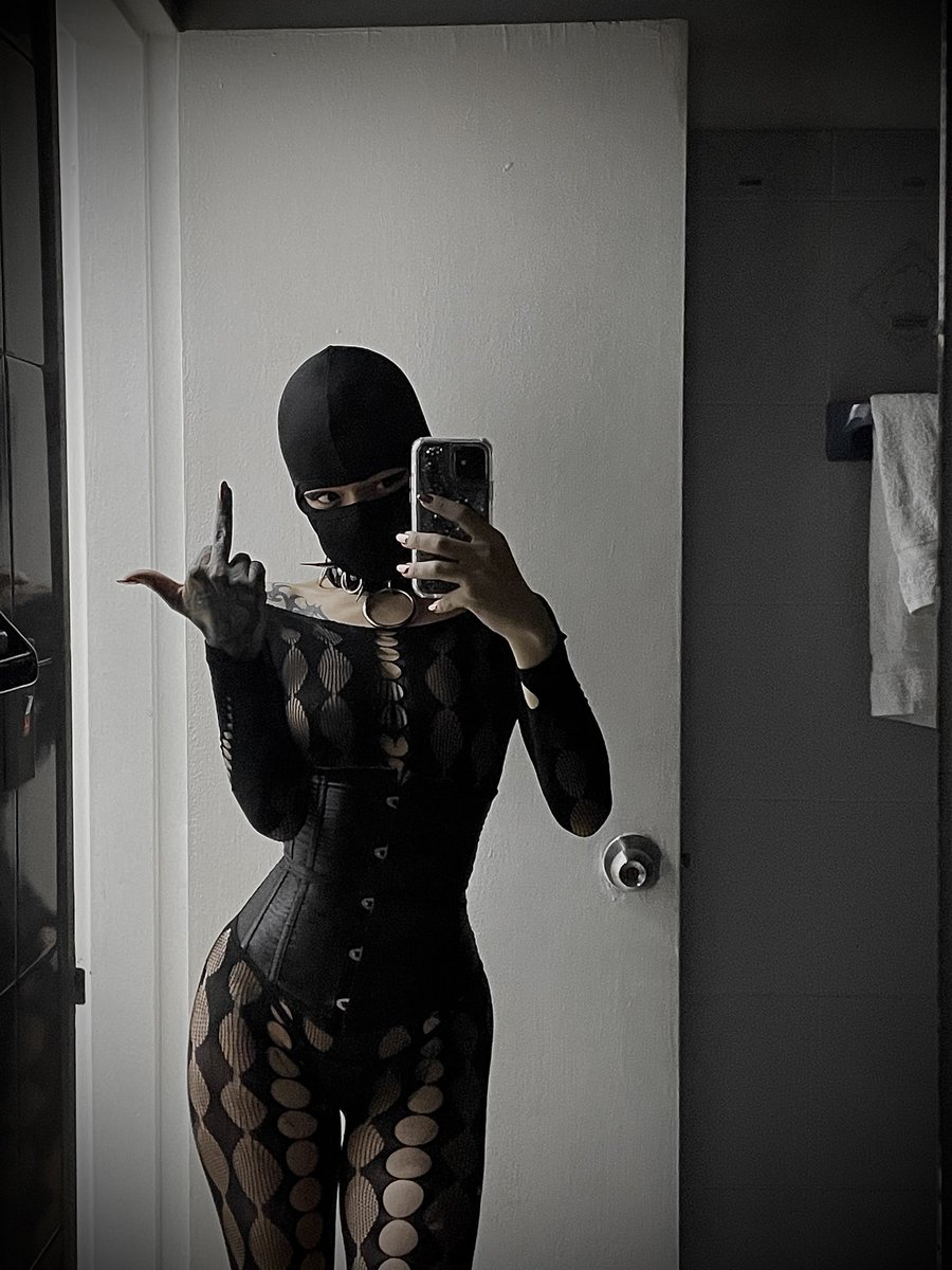 Cybergothnea's tweet photo. Faltaba salud mental pero sobraba estilo https://t.co/27eJXxzhtz