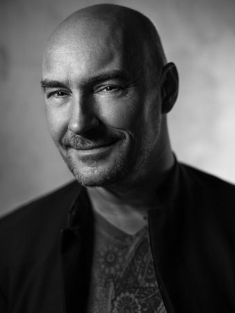 TropaLanterna's tweet photo. 🎙| Grant Morrison emitiu sua opinião sobre #Lanterns: 

"A falta de figurinos e efeitos especiais do anel foi gritante, mas facilmente explicada pelas restrições orçamentárias e pelo desejo de criar uma distância entre este filme e o fracassado Lanterna Verde com Ryan Reynolds). O que só nos leva a questionar por que tentar fazer uma série do Lanterna Verde com um orçamento tão baixo? A DC tem uma infinidade de heróis "comuns", ou personagens com poderes simples e peculiares, para escolher, então por que optar por esse caminho de baixo orçamento com uma franquia que deveria competir com Star Trek ou Star Wars?"

🗞 (https://t.co/7CFQ283AaC)