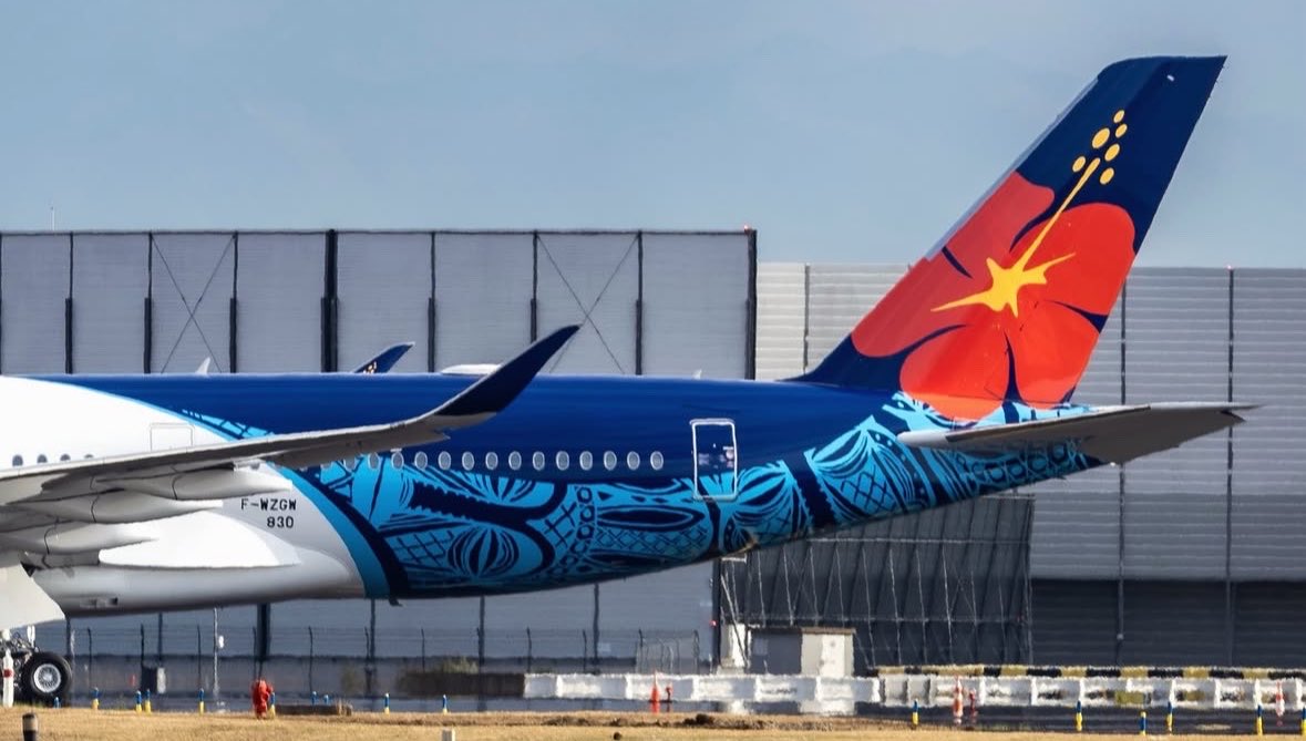 airplusnews's tweet photo. 🔴 Le premier Airbus A350-900 d’Aircalin (MSN 830) vient de sortir de l’atelier de peinture à Toulouse !

Il arbore désormais sa nouvelle livrée complète aux couleurs de la compagnie, avec le nouvel hibiscus modernisé déjà visible sur la dérive.

Prochaine étape : installation des moteurs, finitions cabine, essais en vol… et livraison prévue en décembre 2026.

📷 IG @wingsview_tls
