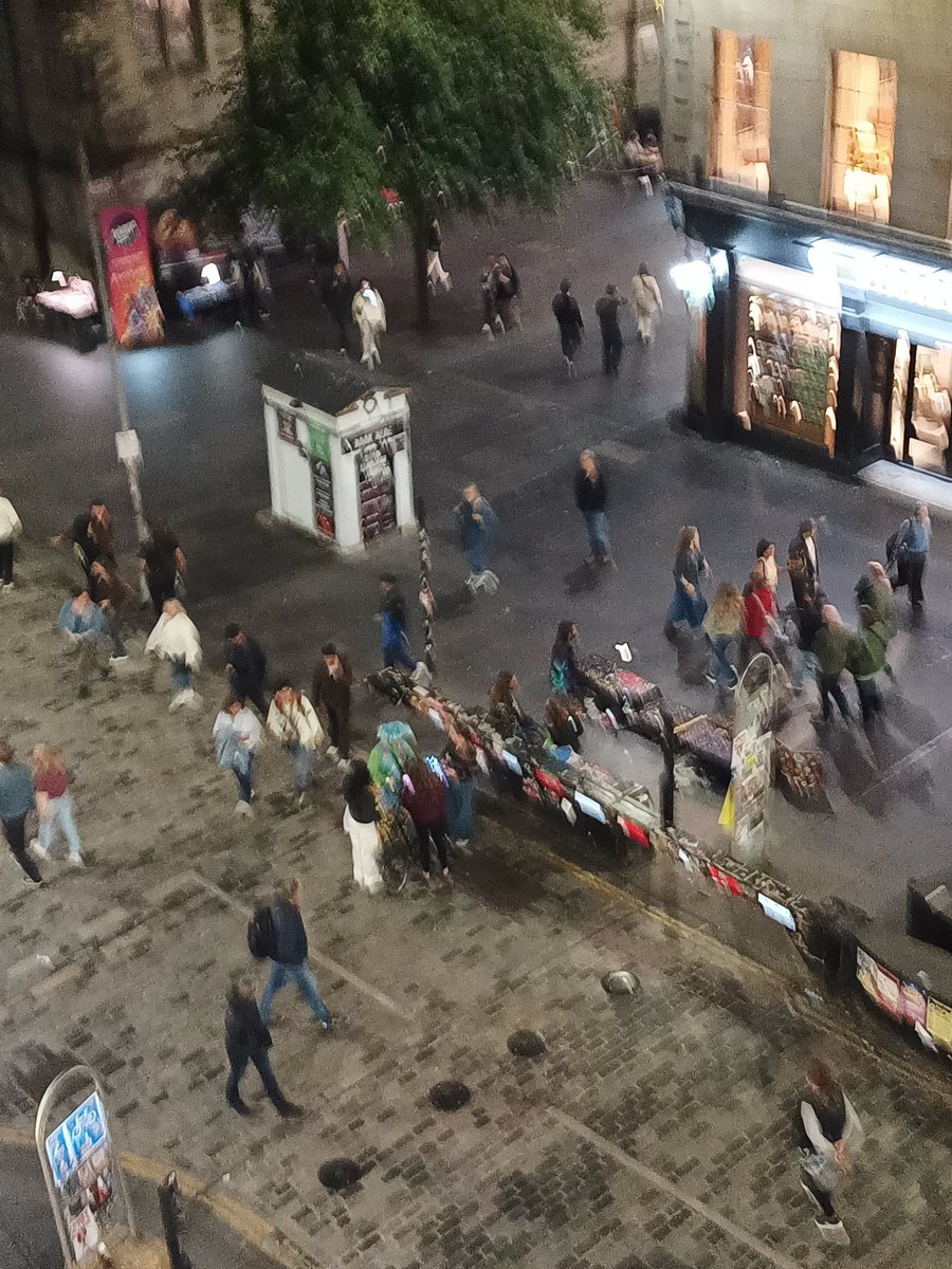 Illpad's tweet photo. Is this ok on the High st till gone midnight they set up after buskers at 9pm
@Edinburgh_CC https://t.co/nk4fBstena