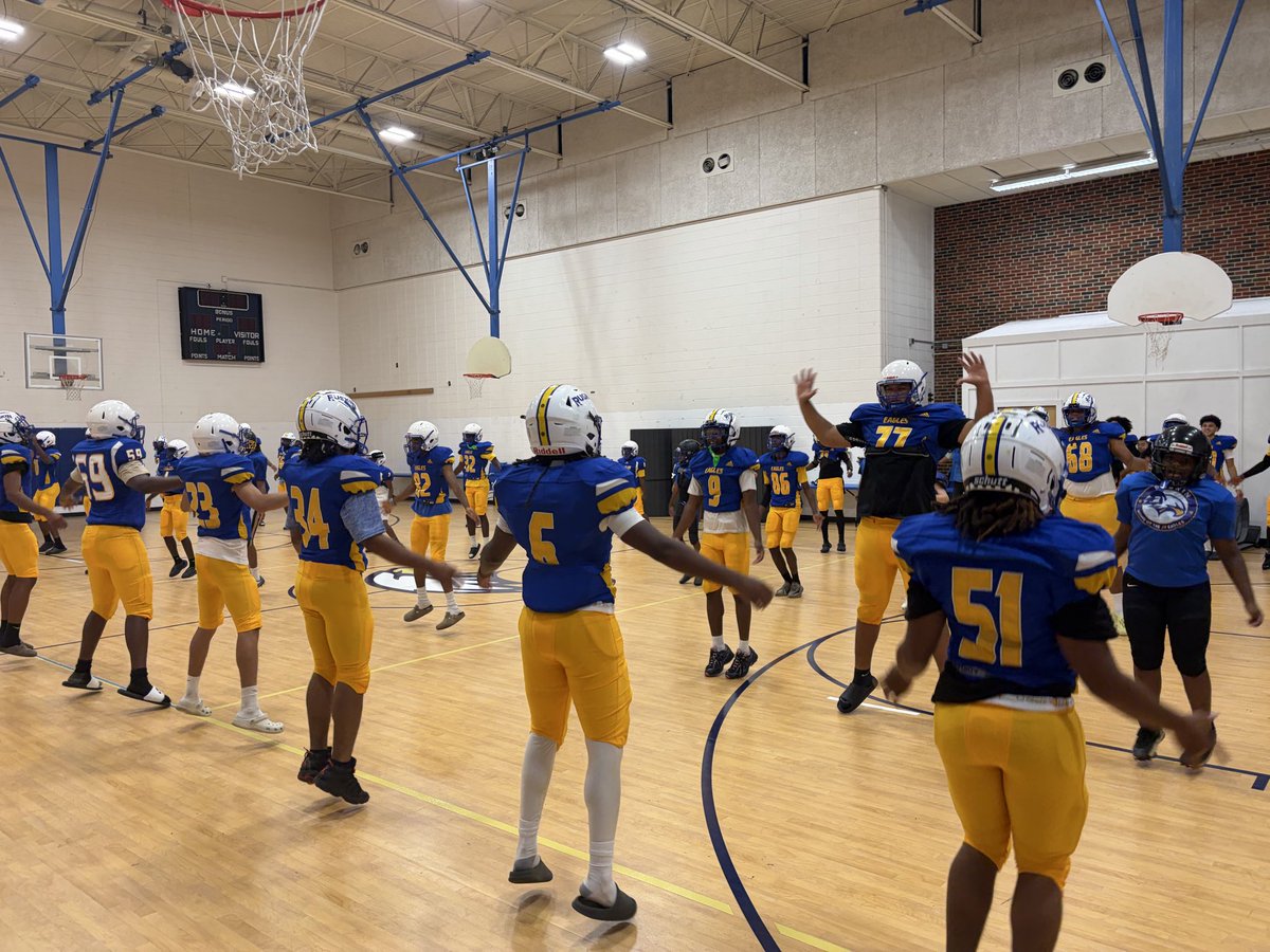 RuskinFootball's tweet photo. Even though we had weather issues this weekend it was good to get the Junior Eagles and the high school guys together at least to stretch! #Family https://t.co/A8m2Gl54m0