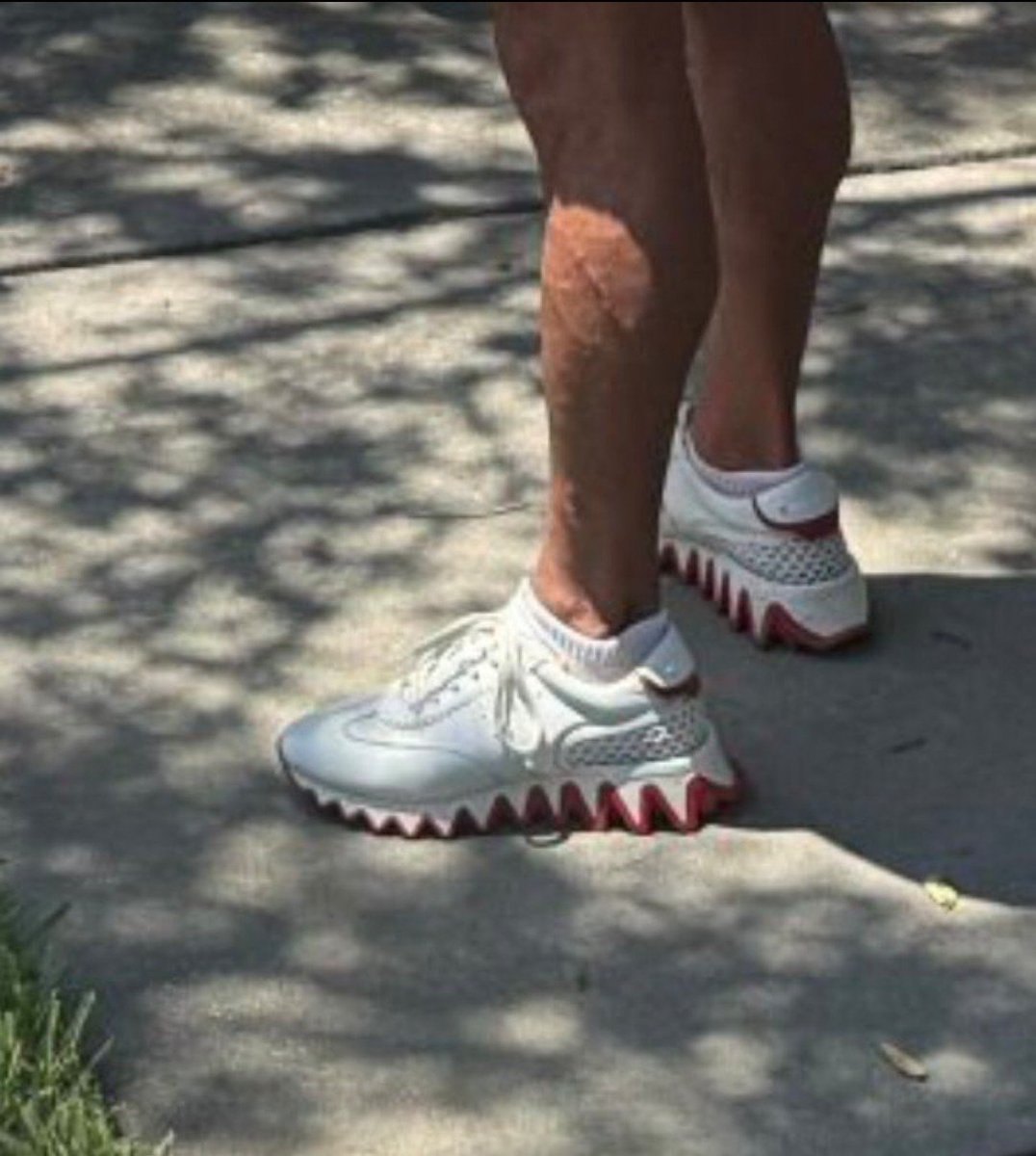 Professor_Deeez's tweet photo. @ElectBilzerian With 5 inch lifts you're definitely failing upwards. Just look at where the bottom of his foot would be relative to his ankle!🤣 And then look at those little chicken legs...🤣 https://t.co/UAIymMy8sK