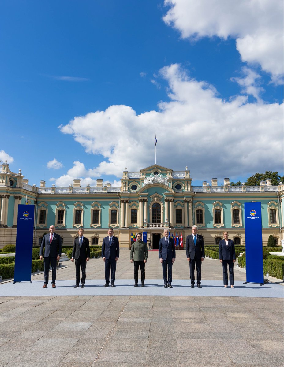 alexstubb's tweet photo. Osoitimme tukemme Ukrainalle Pohjoismaiden ja Baltian maiden johtajien kanssa. 

Ukraina on käynyt puolustustaistelua yli neljä vuotta väsymättä. 

Tuemme Ukrainaa, koska se on moraalisesti oikein ja koska kyse on koko Euroopan, myös Suomen turvallisuudesta. https://t.co/kbdY6gXm6o