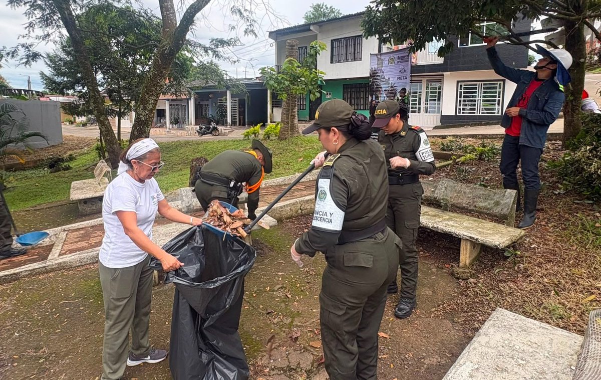PoliciaVillavo's tweet photo. #Cumaral | En un trabajo articulado uniformados de la Policía Nacional realizaron jornada de ornato y embellecimiento al parque del barrio Monserrate con el objetivo de fortalecer los vínculos con la comunidad y optimizar la convivencia y seguridad ciudadana. #CódigoDeConvivencia https://t.co/yBxcw0ZIIs