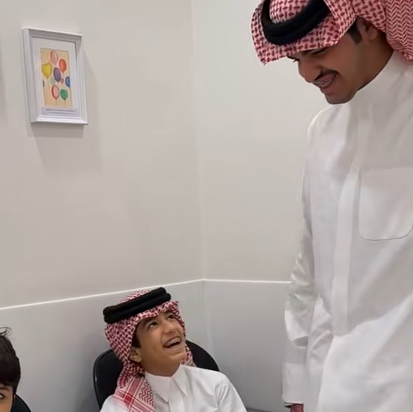 mliiv_7's tweet photo. اتركوا كل شي و ركزوا على نظراته لإخوانه☹️! نظراته كلها حب و مشاعيرر ااااعشق حبه لإخوانه اااف☹️☹️☹️😔

#احمد_قزيع_السهلي https://t.co/cTKYfqezvi