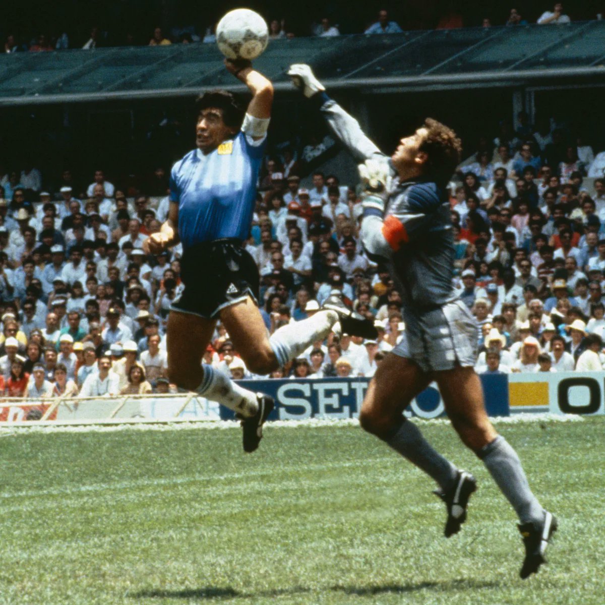 TouchlineX's tweet photo. 🚨 𝗕𝗥𝗘𝗔𝗞𝗜𝗡𝗚: The ball used for Diego Maradona’s famous “Hand of God” goal against England at the 1986 World Cup has been sold at auction for €2.8 million. 💰

— @lequipe https://t.co/ddQu1JBPWk