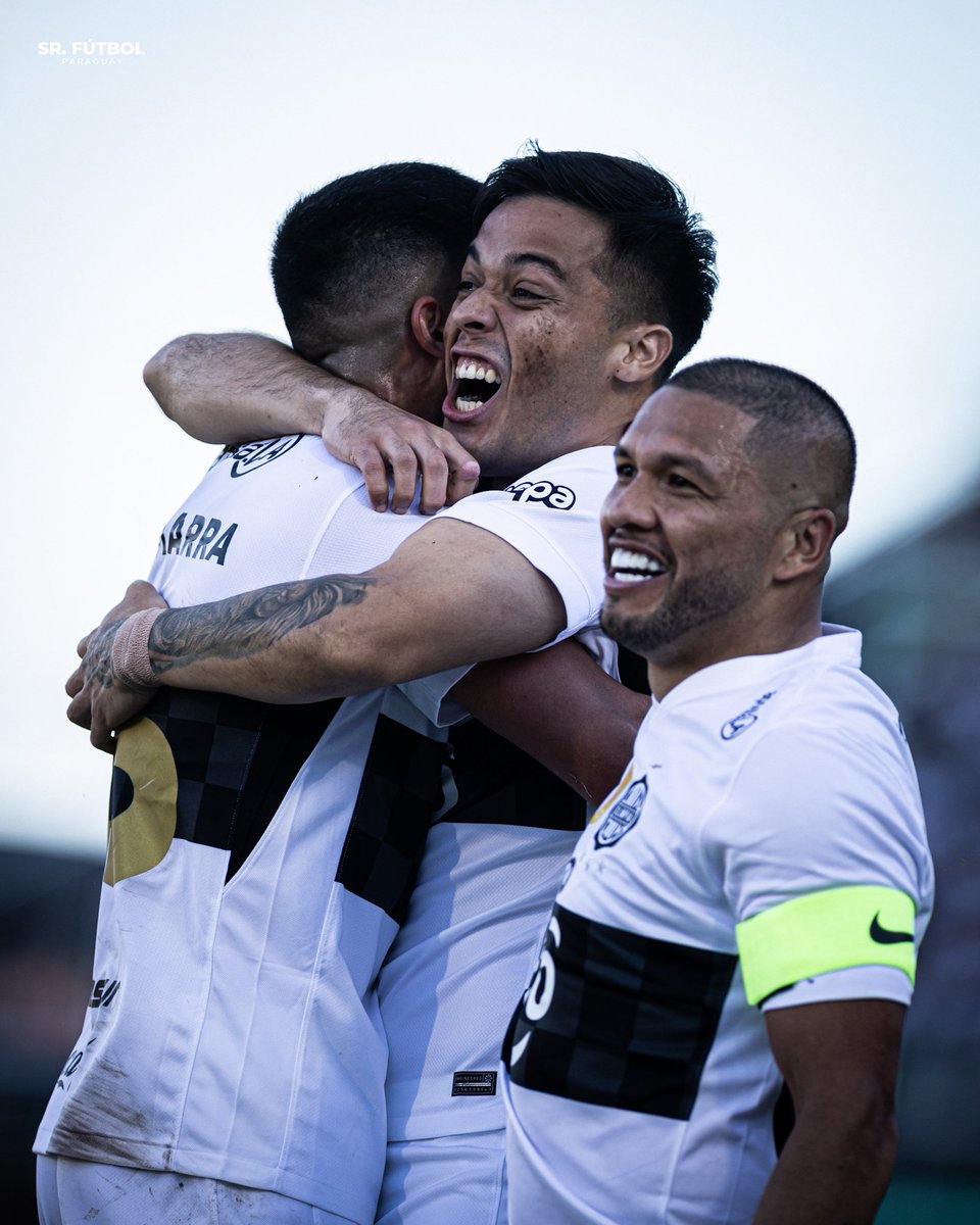 SrFutbolPy's tweet photo. Señoras y señores: Olimpia GANÓ EL SUPERCLÁSICO en el Estadio Defensores del Chaco. El Decano remontó las cosas en el segundo tiempo, se impuso [2-1] y festejó ante su público. Goles de Eduardo Delmás y Hugo Sandoval (enorme jugada de Romeo Benítez).

👏🏻🇵🇾 El Franjeado amplia su ventaja en el historial general de partidos.