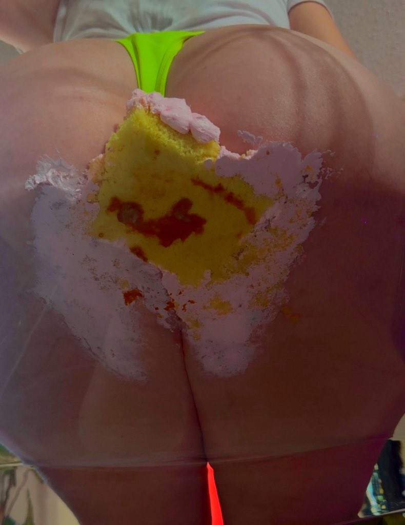 yourusermanual1's tweet photo. Get ready to lick My ass thru the screen🧁👅 https://t.co/xRX4dghIQU