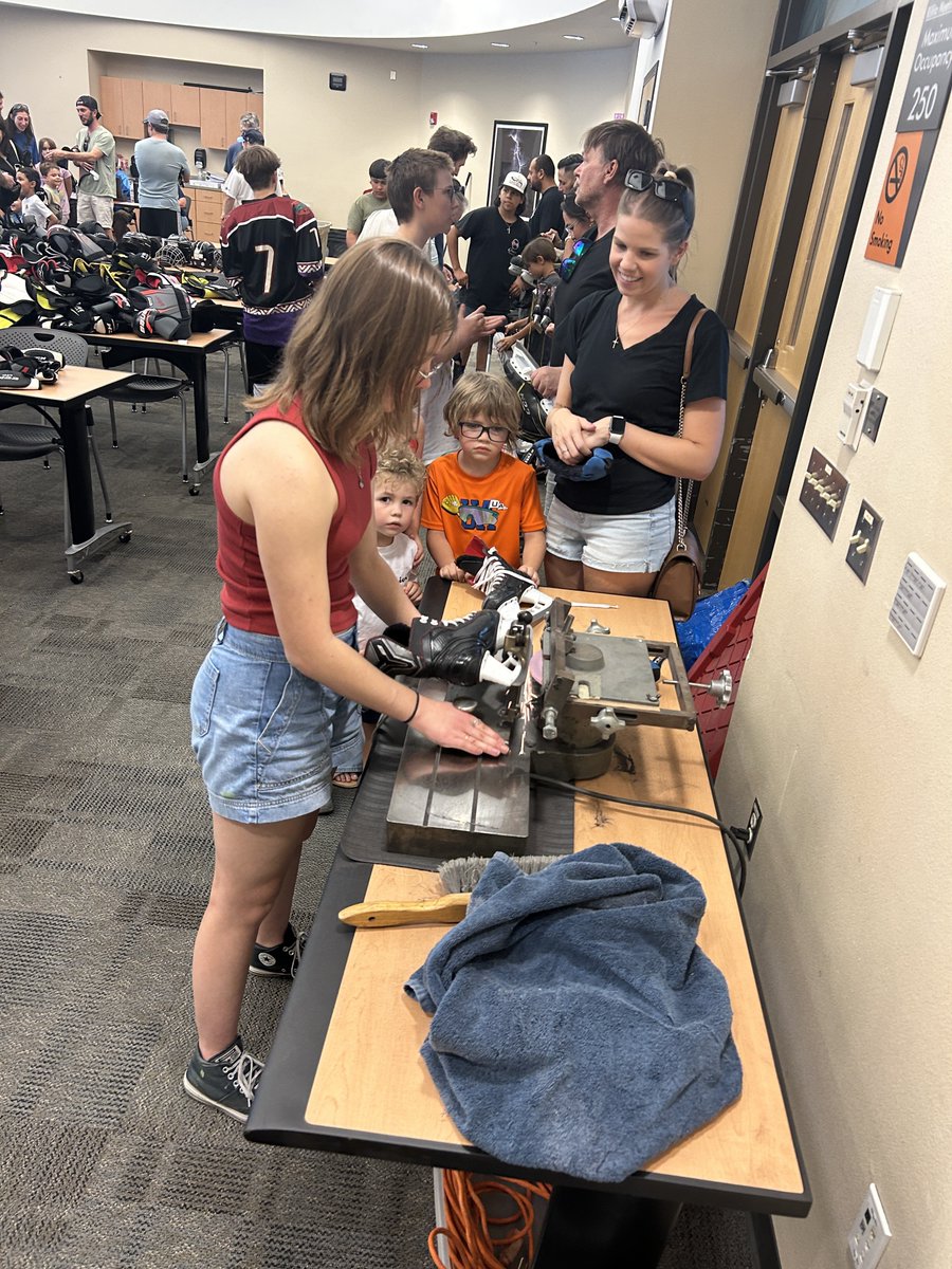 JrRoadrunners's tweet photo. Thank you to everyone that stopped by our Annual Open House and Gear Swap Today. Cant wait to see you all on the ice! Let's get this season started. https://t.co/xDWHJkve3Y