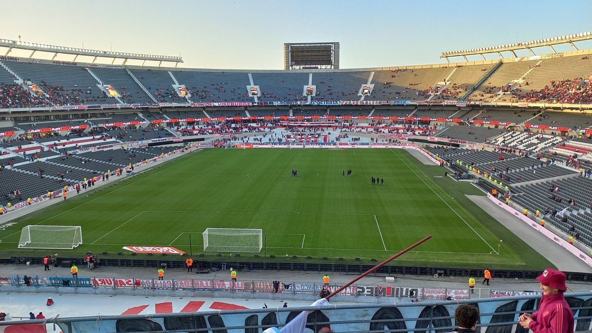 gresdiego's tweet photo. 🎶Cuando mires para el tablón vamos a estar siempre con vos🎶..tarde fria pero los tibios se quedan en casa!.
Vamos River carajooo!! 💪🐔
⚪️❤️⚪️
🎶 https://t.co/dvGkmIlomA