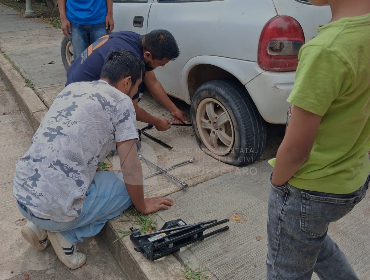 PCIVILQRO's tweet photo. La #CEPCQ está Contigo en el Camino 

📍 Escanelilla, Pinal de Amoles 

Se brinda apoyo a una familia cuyo vehículo presentó una ponchadura de neumático.🤝🚗

Al detectar la unidad varada, se estableció contacto con el conductor, 
1/2 https://t.co/6AM4Y1yHgo