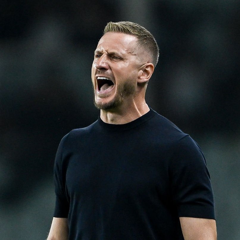 ToroGoal's tweet photo. 📢 Le parole dell'allenatore del @TorinoFC_1906 Ignazio #Abate a @DAZN_IT dopo #TorinoMilan.
Il lavoro fatto è già un passo avanti enorme, manca qualche tassello. Domani su cosa lavorerà?
Abate: “Mah, sicuramente tante cose positive, il calore della nostra gente e l’animo della squadra messo in campo fino al 95'”.
Rammarico del secondo tempo prendere due gol così rapidi. Giocavate con più coraggio, ma vi hanno fatto male.
Abate: “Sono d’accordo, nel 1° tempo siamo stati troppo timorosi, li abbiamo aspettati troppo. Troppo rinunciatari e troppo bassi. Dobbiamo aumentare la qualità e il coraggio con la palla. Nel 2° tempo abbiamo alzato il baricentro, poi subito un gol da campione e il 2° anche con errori nostri. Il rammarico è non averla riaperta prima”.
Quanto è soddisfatto dei nuovi?
Abate: “Sono ragazzi giovani con qualità, sono il futuro. Dobbiamo aspettarli. I ragazzi ci stanno dando dentro e piano piano troveremo quella pulizia tecnica per giocare meglio”.
Qualcosa serve dal mercato?
Abate: “Sicuramente qualcosa servirà, vediamo che settimana sarà questa”.
Si stava parlando di Cissè al Torino… Ora difficilmente potrà arrivare.
Abate: “Chiedetelo al direttore, non sicuramente a me (ride, ndr). L’ho visto a Catanzaro, lo conosco da tantissimo tempo. Arriverà ad altissimi livelli”.
#Torino