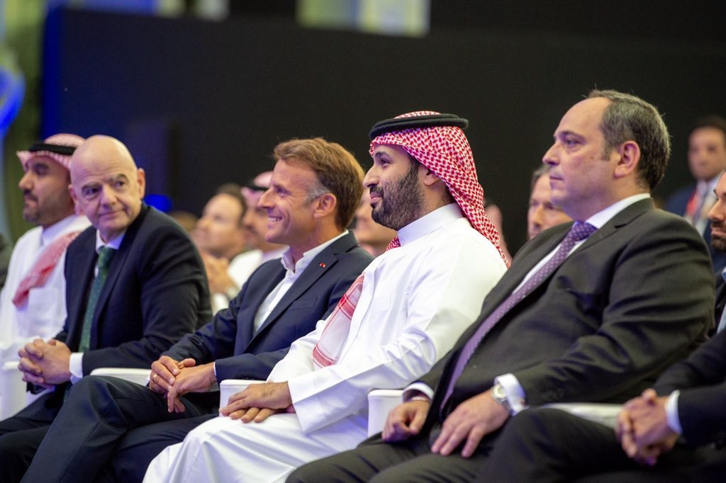 saad_tvv's tweet photo. سيدي ولي العهد الامير محمد بن سلمان مع الرئيس ماكرون في ختام بطولة الرياضات الالكترونيه

بطولة انطلقت من السعودية إلى العالم اجمع 🇸🇦💚 https://t.co/m4tZzP1Frq