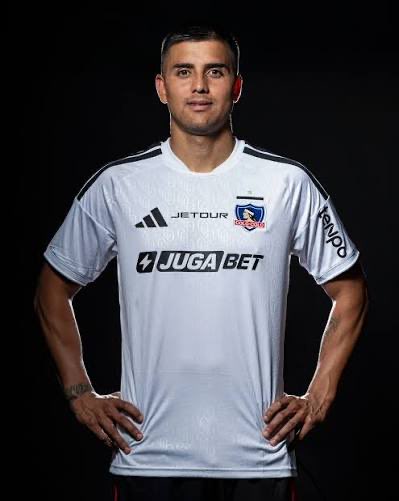 RodrigoQta's tweet photo. ⚽️🇨🇱 EL COMODÍN 🃏
Álvaro Madrid para el #ColoColo de Ortiz 2026 es como fue #Kalule Meléndez para el de Borghi en 2006. Jugador equilibrado, aporta en Quite y se transforma en un respaldo constante para el resto de los ofensivos. Clave su llegada en lo hecho #Opinión https://t.co/ilAQABE30u