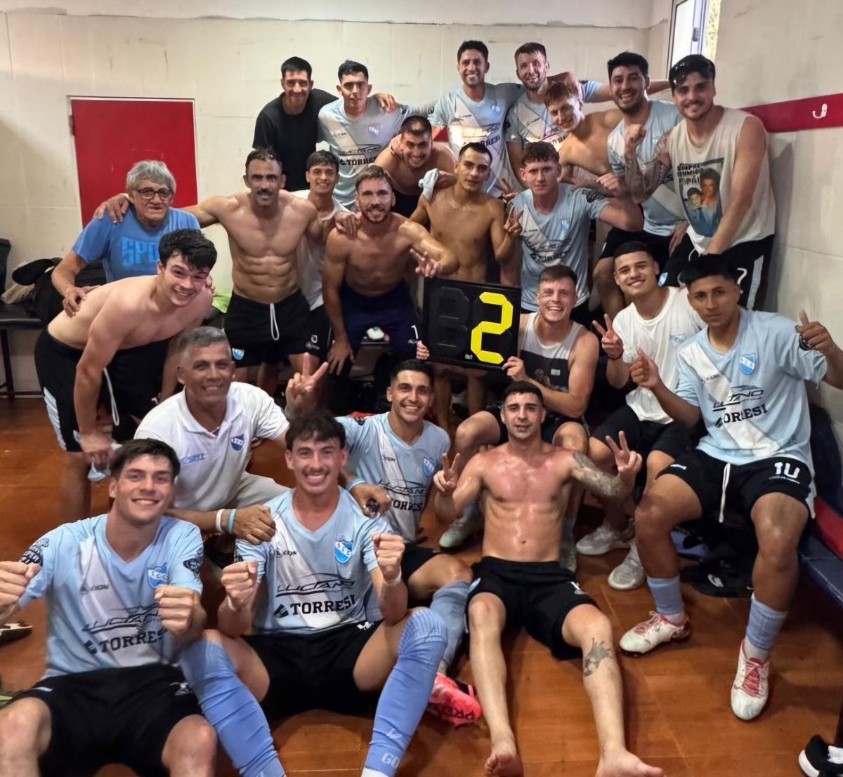 RosarinoPT's tweet photo. En los vestuarios siempre hay cosas interesantes...🤤😏 #futbol #futbolista #marcandobulto #bulto #bulge #bulgespy #bulgepublic #bulgespotter #bulgeplay #argentino #chongodeldia #vestuario #vestuarios #vestidores #duchas #lockerroom #locker https://t.co/4QKOROY4uW
