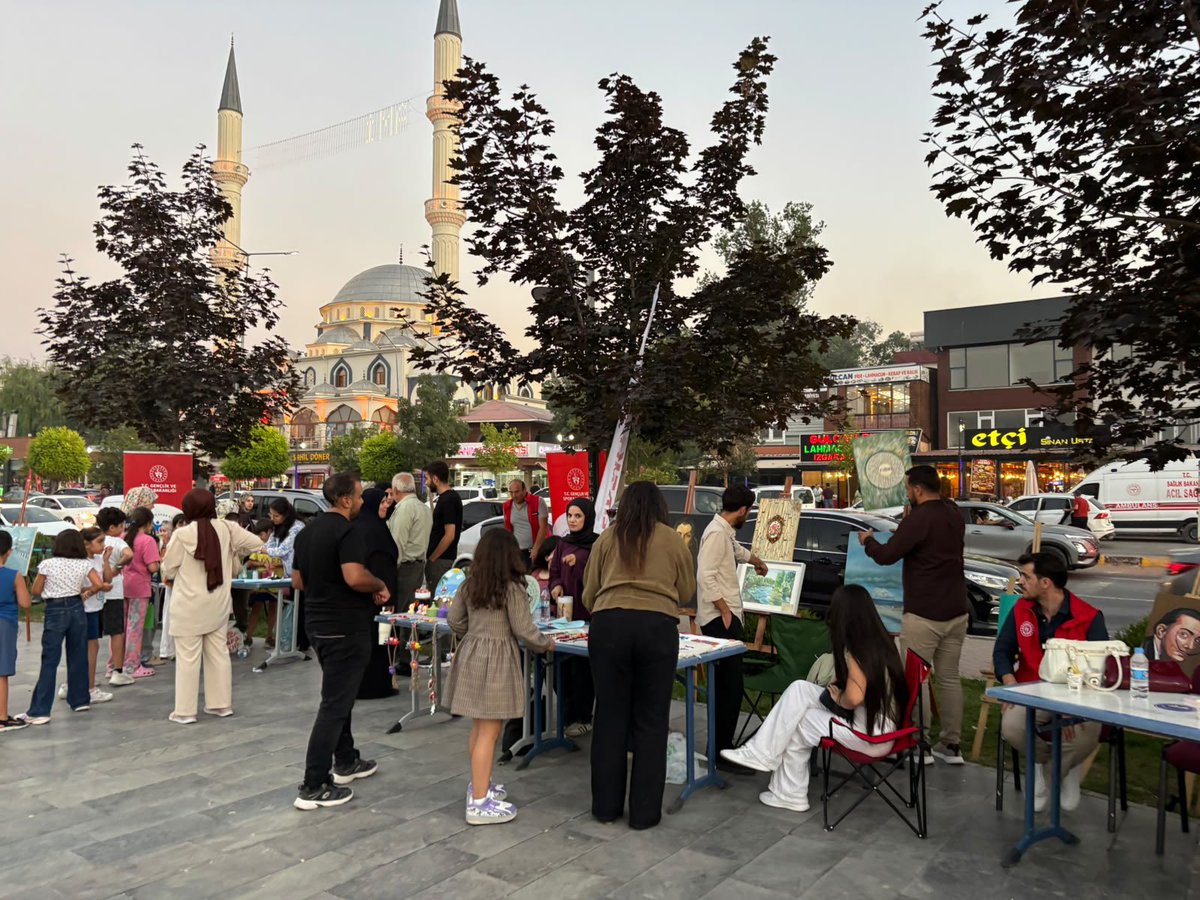 GSB_TusbaGM's tweet photo. 🇹🇷🎉GENÇLİK VE SPOR FESTİVALİNDE COŞKU DORUKTAYDI🎉🇹🇷 Gençlerimizle birlikte spor, sanat, müzik ve eğlencenin bir araya geldiği dopdolu bir festival gerçekleştirdik!💙 ❤️Gençliğin enerjisi, sporun gücü ve sanatın renkleri Van’da buluştu! 📍Edremit Kent Meydanı https://t.co/B4wkHb54oC
