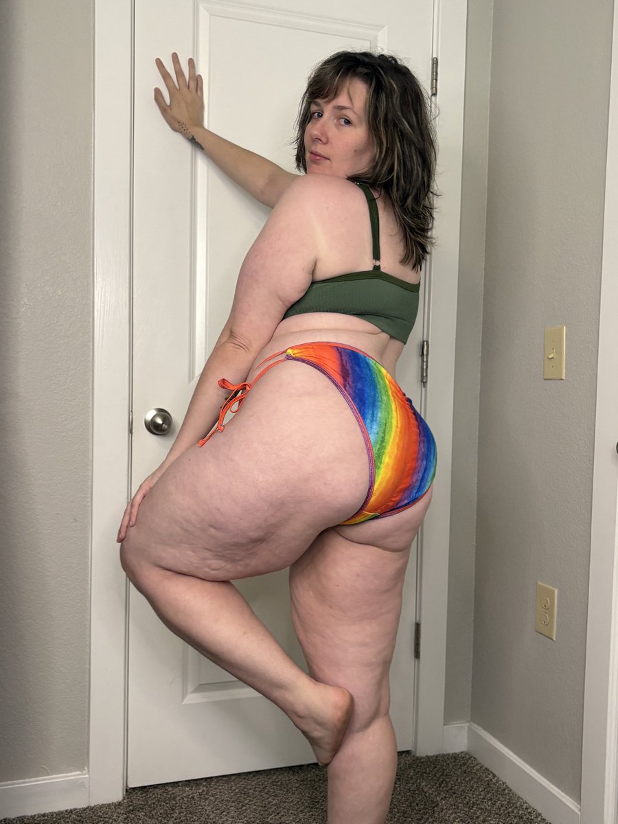 cakegotkeely's tweet photo. top 23% of creators on OF already??? 👀 okayyyy y’all are making me feel a little too powerful now 😂🔥 if you’ve been lurking and thinking about subscribing… apparently everybody else got the memo before you did 💋  might send every fan a free titty pic today just because 😜 https://t.co/tYTyRihJz3