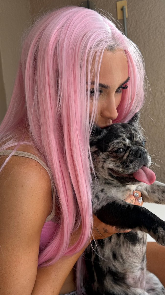 NextStopMalibu's tweet photo. Well, maybe we take the pink to a whole other level. #thinking 💭 https://t.co/8Ht6RW1EHz