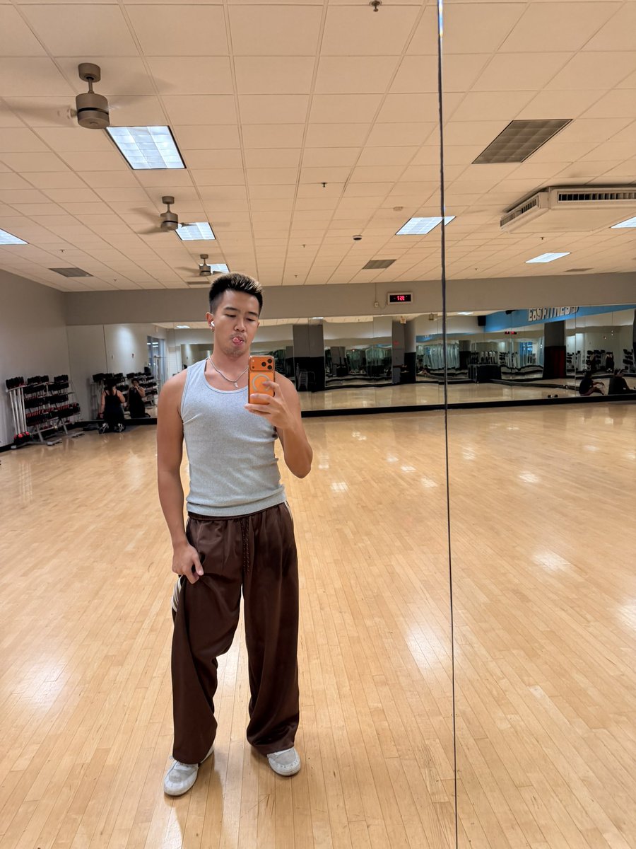 oomfspur's tweet photo. gym is now https://t.co/5ThbsHYAhG