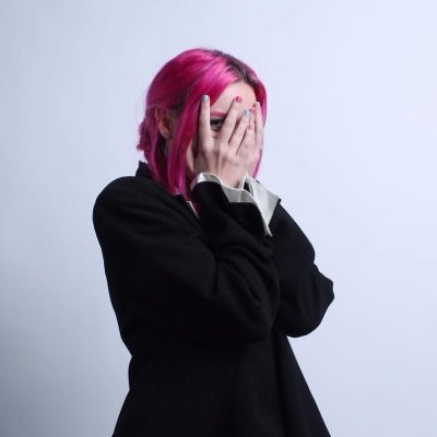 JaneMalWrites's tweet photo. OKAY PROFESSIONALLLLL im kidding please look at my pink eyebrows #NewProfilePic https://t.co/ZWBtO4xBAz
