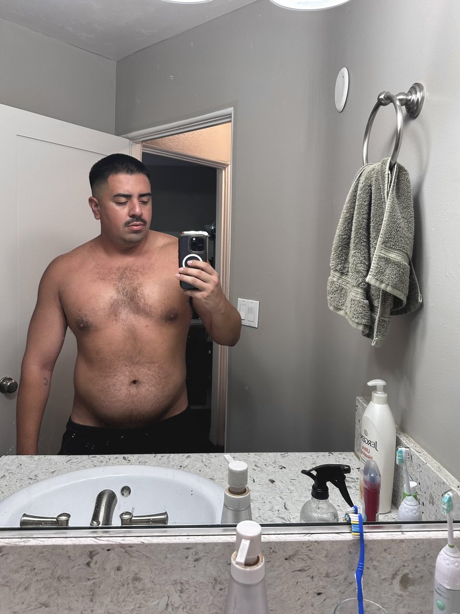 gilbsss's tweet photo. getting to the point where i kinda like my love handles :) https://t.co/NYeVWVRR5R