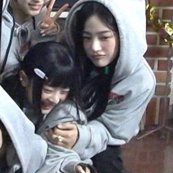 5mhdhh5's tweet photo. so we already know who's the big spoon https://t.co/v2VEp7WgFt