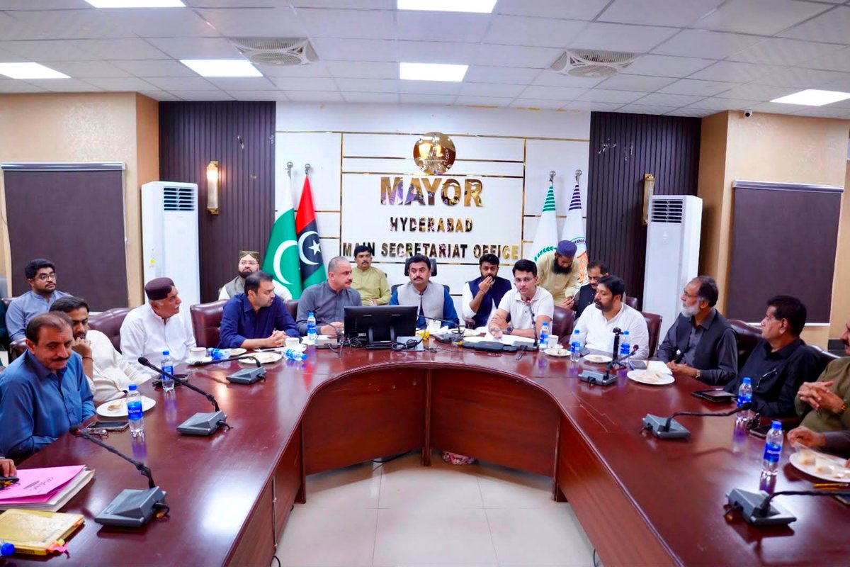 RubinaWari73728's tweet photo. میئرحیدرآباد @KashifShoroPPP کی زیرِ صدارت ڈینگی کنٹرول اجلاس۔اجلاس میں ڈی،سی حیدرآباد،ٹاؤن چیئرمینز،ڈی ایچ او، اسسٹنٹ کمشنرز،میونسپل کمشنر،CEO HW&SC اورڈائریکٹرسینیٹیشن نےشرکت کی۔تمام ٹاؤنزمیں اینٹی ڈینگی اسپرےصفائی اورلارواسائیڈل سرگرمیاں تیزکرنےکی ہدایت۔
#HMC #FumigationDrive https://t.co/UJaDfChZmU