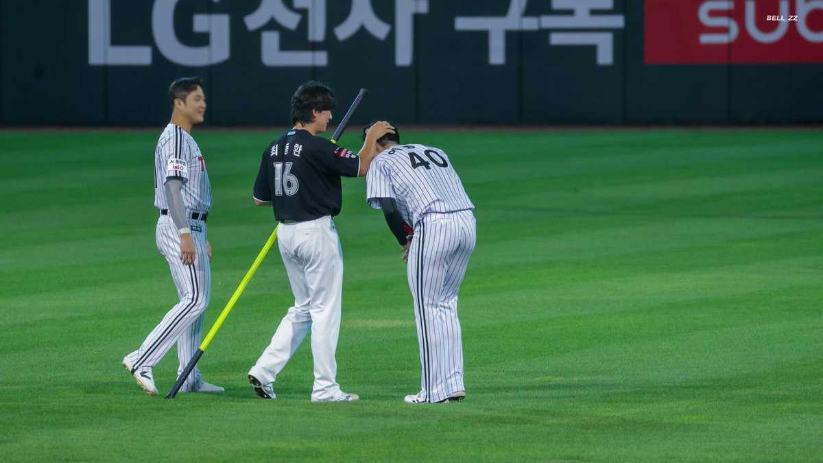 lbell_zz's tweet photo. 클타 때 나오자마자 어디로 막~~~~ 가길래 보니까 동동...😭
나이러면눈물못참아

260823 #LGTWINS #엘지트윈스 #이종준 https://t.co/VN8rAr8aZR