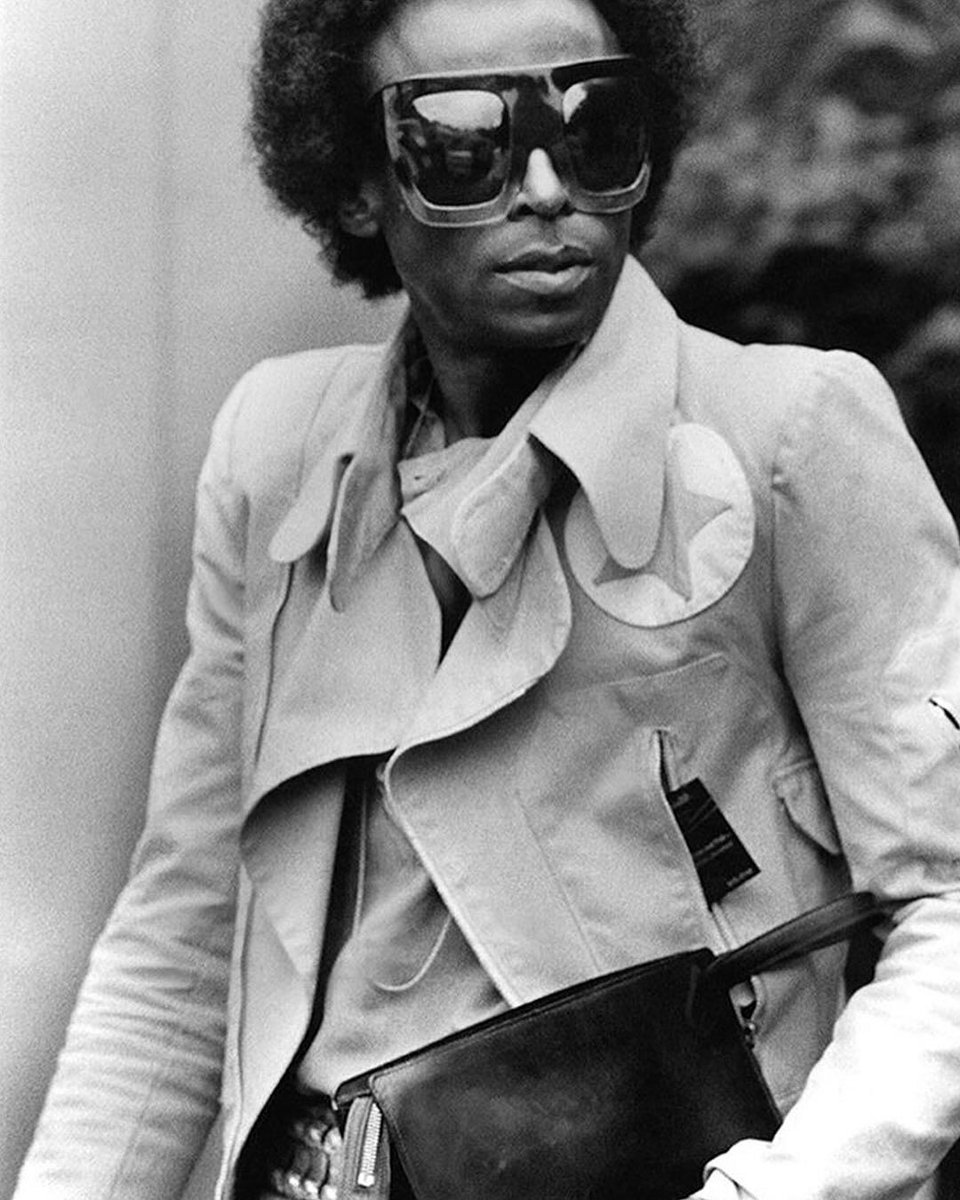 viewsfrance's tweet photo. Miles Davis, son style et ses lunettes de soleil.

Reconnu par ses pairs pour son style inimitable, le trompettiste américain cultivait un goût fin et singulier, particulièrement précurseur pour son époque.

En plus d’être un jazzman légendaire, Miles Davis a laissé une empreinte indélébile dans le paysage de la mode masculine. Avec des silhouettes pointues et des choix originaux, il entretient un sens de la mode qui contribuera à façonner son mythe.

Dans son auto-biographie, il expliquera qu’il le tient de sa mère : “C’était une femme très glamour qui aimait toutes sortes d’accessoires et de chapeaux, et toutes les amies de ma mère me semblaient aussi glamour qu’elle. Elle était toujours habillée à la perfection. J’ai hérité de ma mère mon physique, mais aussi mon amour des vêtements et mon sens du style.”

Détail incontournable de ses looks, Miles Davis déclinait la paire de lunettes de soleil en jouant avec les proportions. Retour en images.