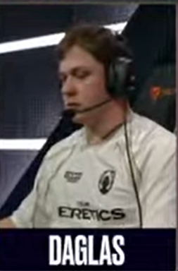 StankBets's tweet photo. For reference, this is his head-position in non-fights. He is visibly tensing his body, causing the forward head-movement, etc when in fights. Which also means he is no longer able to think "slowly". He is acting on pure fight or flight, and sees a champion and goes for it. Text book low IQ