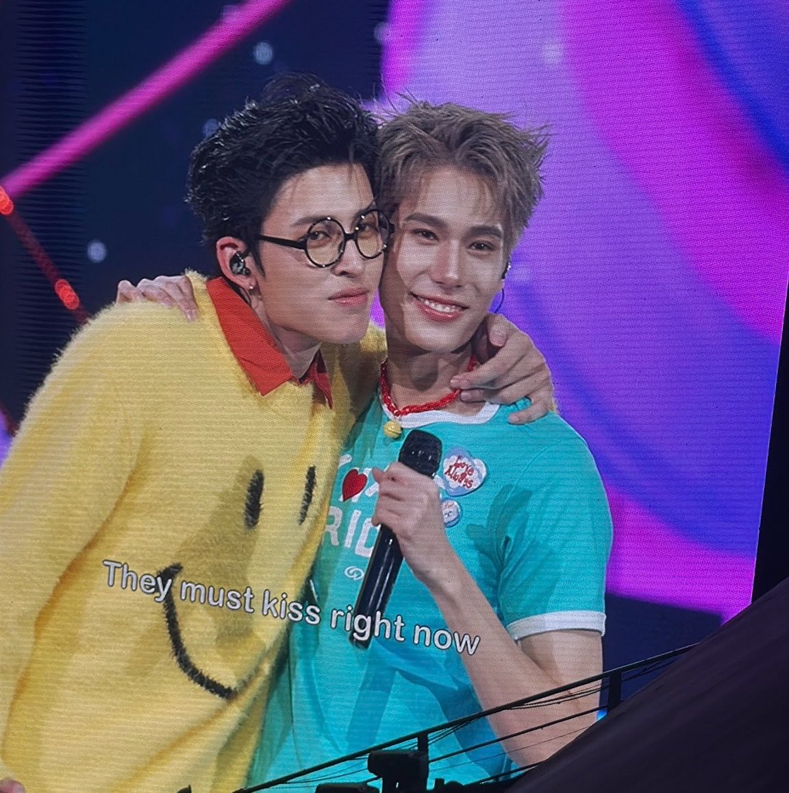 Comedyyelloww_'s tweet photo. อยากจะเอาไปอัดใส่ฝาผนังบ้าน ชีวิตนี้ไม่คิดว่าจะได้เห็นปอนด์ภูวินทร์จุ่มแก้มกัน ถ้าไม่มีคอนใหญ่อิมแพค พี่ก็คิดว่าคงไม่มีโอกาสได้เห็นอีกแล้วตลอดชีวิตอะ 😭💖 https://t.co/TDyS1qjgiZ