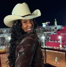 JFreiress_'s tweet photo. Segundo o relatório Farras, do De Olho nos Ruralistas a bolsonarista Ana Castela, entre 2024 e 2026, acumulou R$ 73 milhões em 93 shows pagos por prefeituras e estados. Só em exposições agropecuárias e rodeios com dinheiro público, a cantora faturou R$ 28 milhões no mesmo período.