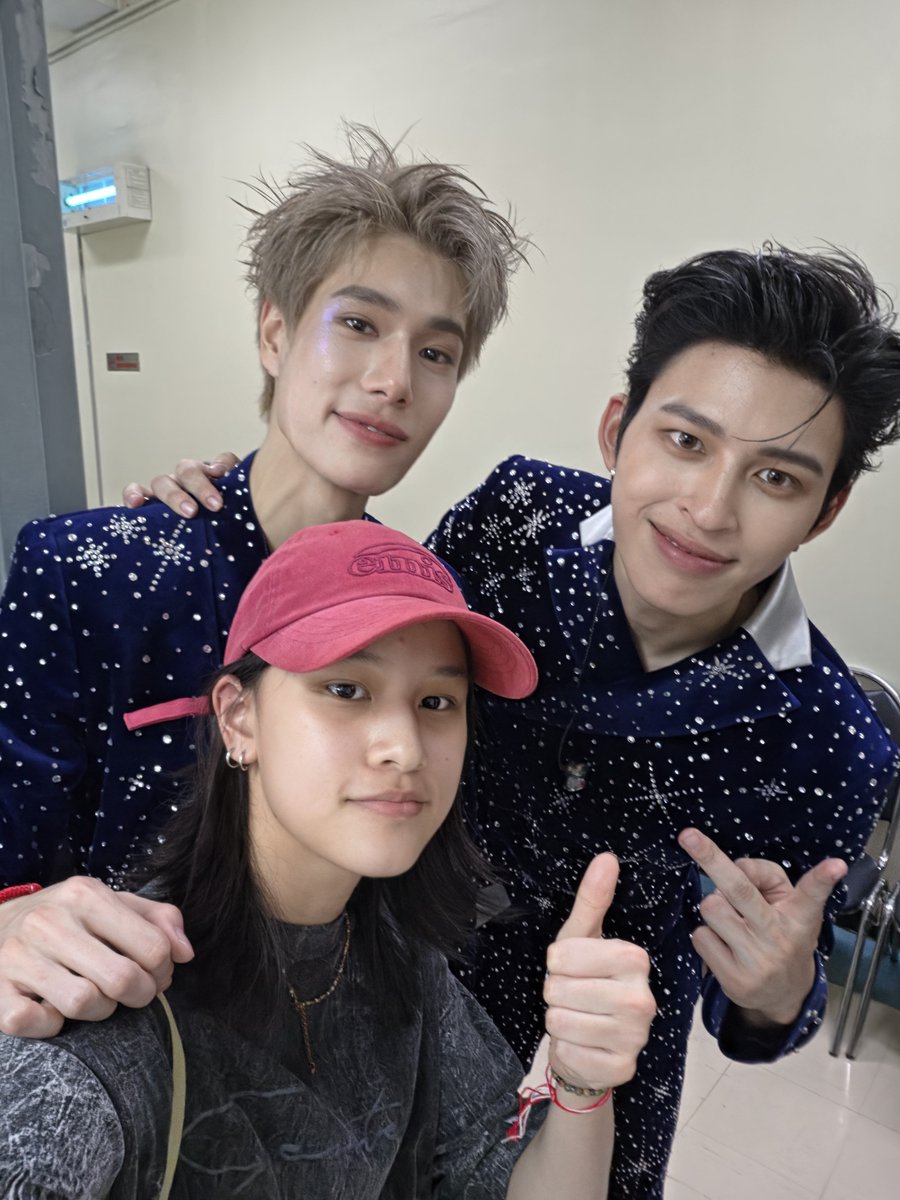 Singha_Luang's tweet photo. เก่งมากงับพี่ๆ ขอให้พี่สองคนเป็นสีสันของกันและกันตลอดไปเลยคร้าบ #PondPhuwinConcertD3 https://t.co/NaqphmCszK