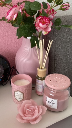 Athena1t3m's tweet photo. I just received Candles set from Anonymous via Throne. I'm such a spoiled princess 💕☺️https://t.co/nH40VtGRbX https://t.co/2yqbxxbnSF