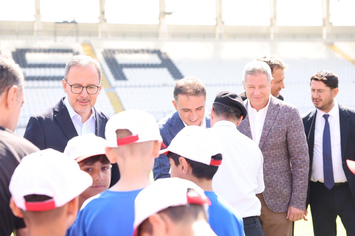 kasapoglu's tweet photo. 📍 Manisa

Komple yenileyerek Manisa sporuna yeniden kazandırdığımız 19 Mayıs Stadyumu’ndaydık.

Çocuklarımızla, gençlerimizle, sporcularımızla; yine sporun birleştiren enerjisinde buluştuk. 🏟️🇹🇷 https://t.co/3hexn5eLjK