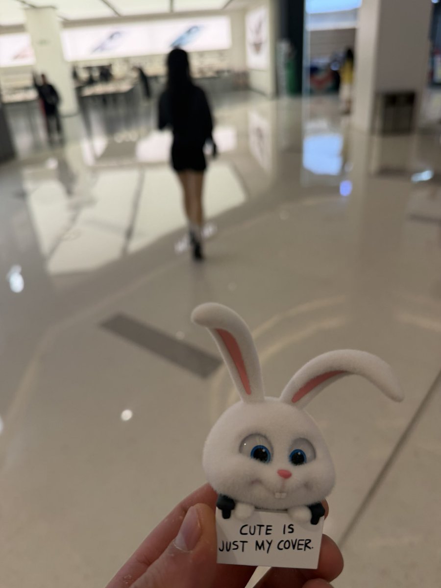 CNandkule's tweet photo. 对于一个外地人来说广州的天气总是阴晴不定，刚才还好好的这会又下起了大雨 https://t.co/eRH6MHo2HT