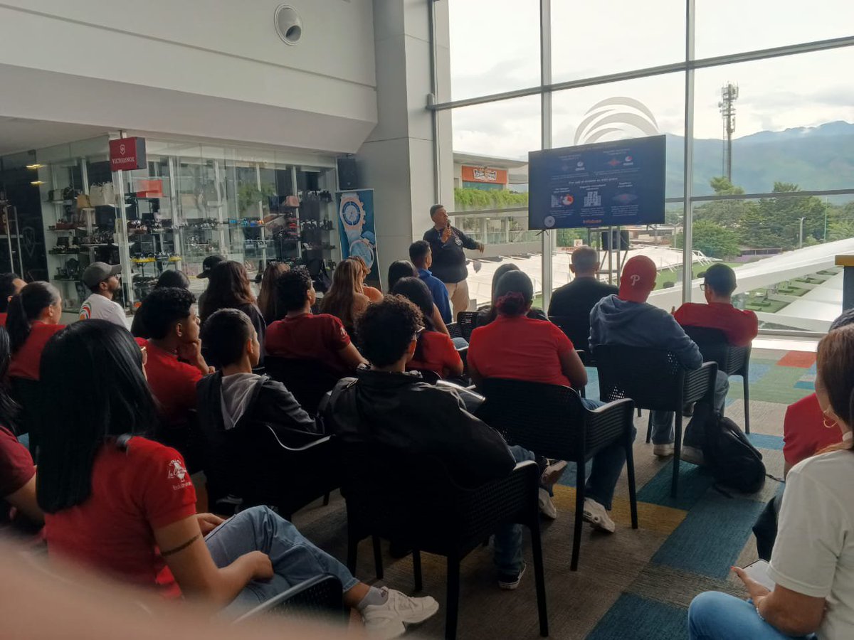 BRIAPH's tweet photo. Conversatorio de que hacer Antes, Durante y Después de un Sismo, agradecido con el Dr. Orangel Sánchez, al gerente General de la franquicia Gran Combo y a la directiva del Centro Comercial UNICENTRO, por permitirnos compartir nuestros conocimientos con todos ellos ❤️🇻🇪❤️🙏🏻 https://t.co/FIBcl6vKgW