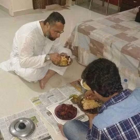 daribichaogang's tweet photo. क़ाईदे मिल्लत की सादगी पे कुरबान हो जायें !

मिट्टी के बर्तन में बारात ने जौ की रोटी,बथुआ के साग के साथ खाया॥ 

सुन्नती मंज़र का दीदार करें, माशाअल्लाह लिखकर शेयर करे!

Exclusive photo from london 👇🏻 https://t.co/XrX5IIlUhD