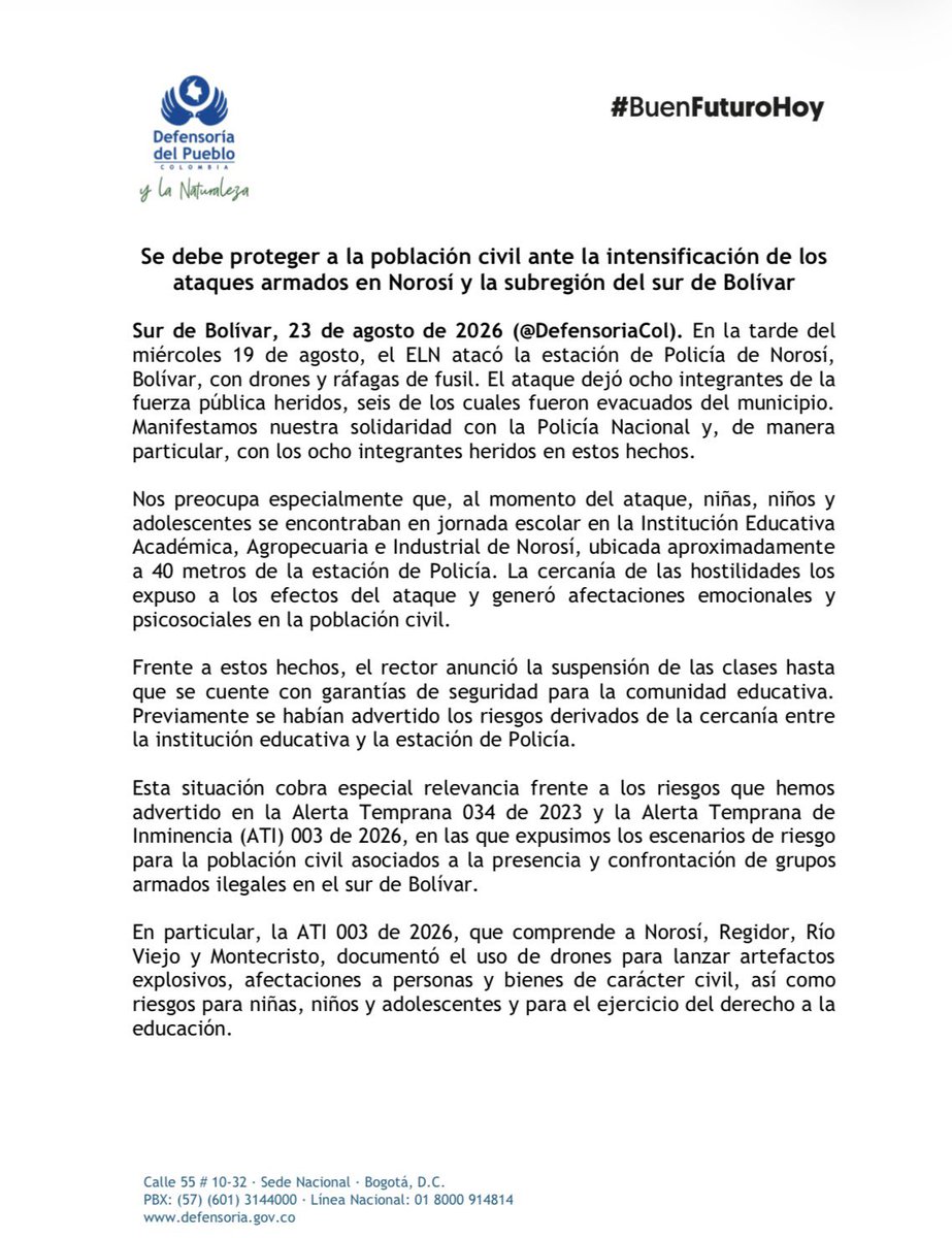 DefensoriaCol's tweet photo. En la tarde del miércoles 19 de agosto, el ELN atacó la estación de Policía de Norosí, Bolívar, con drones y ráfagas de fusil. El ataque dejó ocho integrantes de la fuerza pública heridos, seis de los cuales fueron evacuados del municipio. Manifestamos nuestra solidaridad con la Policía Nacional y, de manera particular, con los ocho integrantes heridos en estos hechos.

Nos preocupa especialmente que, al momento del ataque, niñas, niños y adolescentes se encontraban en jornada escolar en la Institución Educativa Académica, Agropecuaria e Industrial de Norosí, ubicada aproximadamente a 40 metros de la estación de Policía. La cercanía de las hostilidades los expuso a los efectos del ataque y generó afectaciones emocionales y psicosociales en la población civil.

Esta situación cobra especial relevancia frente a los riesgos que hemos advertido en la Alerta Temprana 034 de 2023 y la Alerta Temprana de Inminencia (ATI) 003 de 2026, en las que expusimos los escenarios de riesgo para la población civil asociados a la presencia y confrontación de grupos armados ilegales en el sur de Bolívar.

Leer pronunciamiento aquí👇🏽