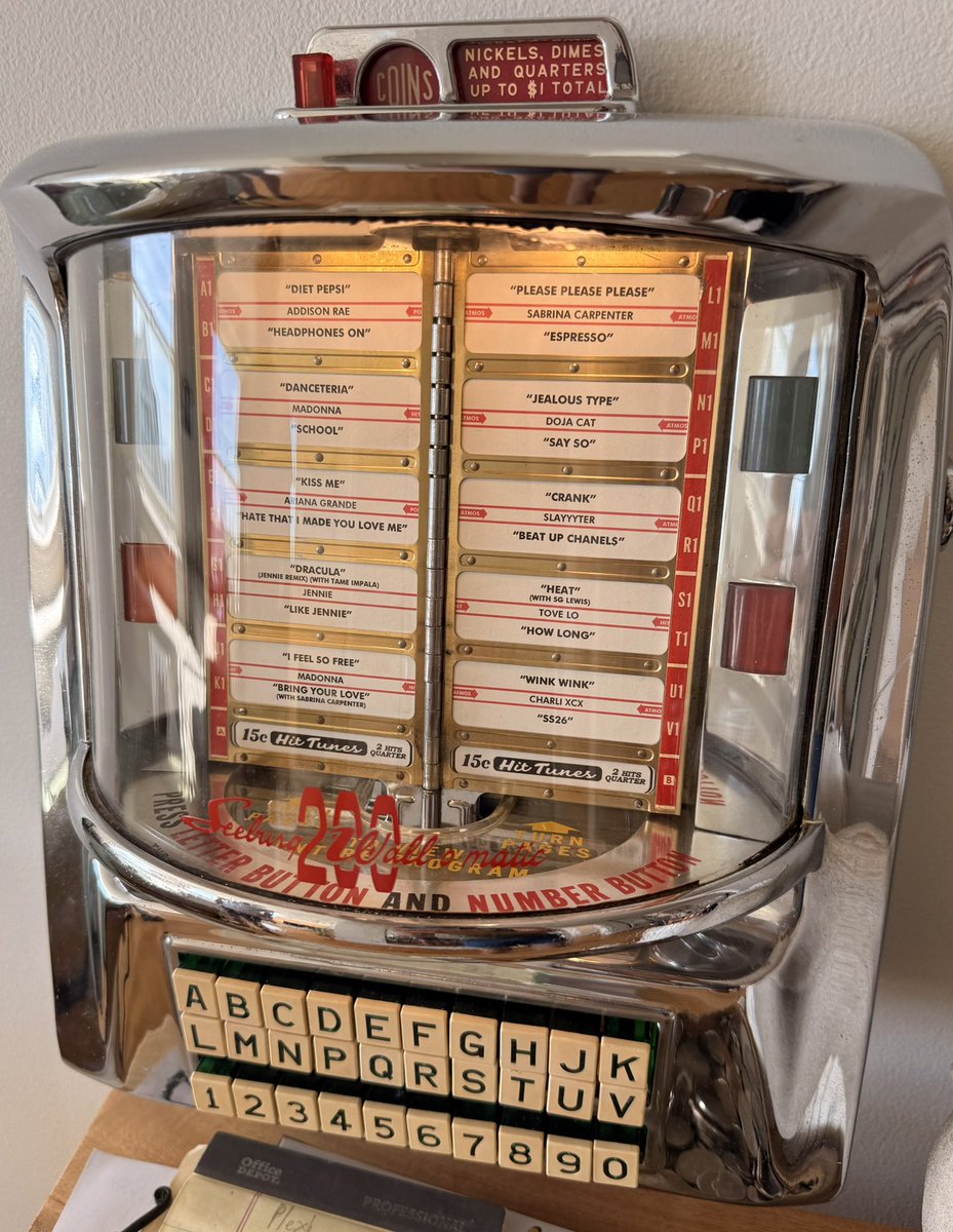rjpelleg's tweet photo. Boyfriend refurbished this jukebox, put contemporary songs in it, and connected it to our speakers. After you put in your coins and select a song, it plays it from Apple Music on our tv. And yes you have to use nickels, dimes, and quarters. https://t.co/7ZrMhJhB8x