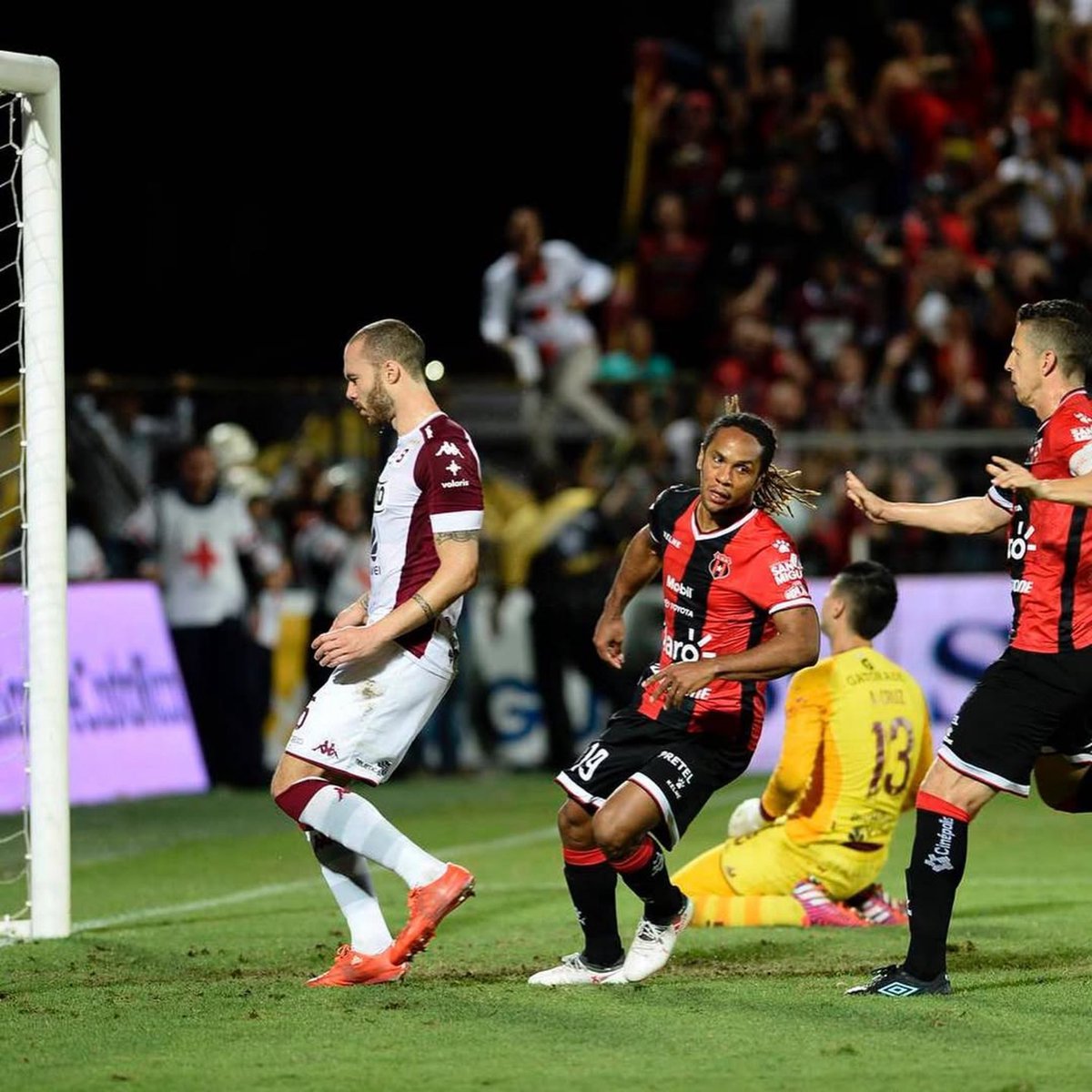 tdmascrc's tweet photo. Se retira Jonathan McDonald, el papá de Saprissa ¡20 goles les anotó! https://t.co/nJxCwN7Lsg