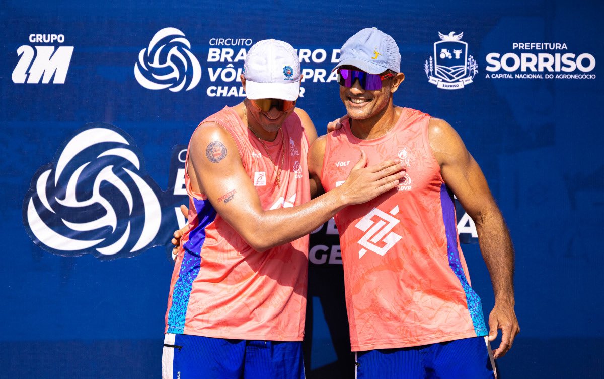 ecbahiaassoc's tweet photo. 🏆 É CAMPEÃO!🥇

George, atleta do Bahia Associação, e Bruno são os grandes campeões da etapa Challenger de Vôlei de Praia, em Sorriso (MT)! 🏐🏆

Na final deste domingo (23/8), a dupla venceu João Mares e Gabriel Zuliani por 2 sets a 1 (20/22, 21/16 e 16/14). Virada, emoção e muita raça para colocar o Esquadrão no lugar mais alto do pódio! 🥇

🇱🇺 É o Esquadrão no vôlei de praia, não tem jeito! 

📸 Israel Victor/ CBV

#BahiaAssociação #VôleiDePraia #BBMP #BahiaCampeão