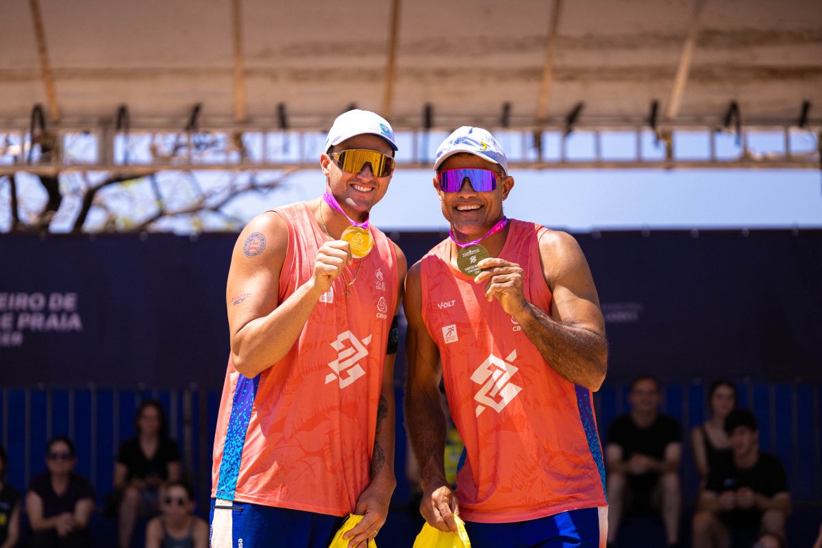 ecbahiaassoc's tweet photo. 🏆 É CAMPEÃO!🥇

George, atleta do Bahia Associação, e Bruno são os grandes campeões da etapa Challenger de Vôlei de Praia, em Sorriso (MT)! 🏐🏆

Na final deste domingo (23/8), a dupla venceu João Mares e Gabriel Zuliani por 2 sets a 1 (20/22, 21/16 e 16/14). Virada, emoção e muita raça para colocar o Esquadrão no lugar mais alto do pódio! 🥇

🇱🇺 É o Esquadrão no vôlei de praia, não tem jeito! 

📸 Israel Victor/ CBV

#BahiaAssociação #VôleiDePraia #BBMP #BahiaCampeão