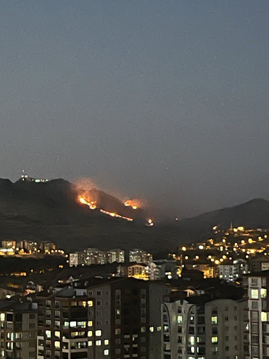 MelisaaSapaz's tweet photo. Ankara’nın Mamak ilçesinde bulunan Hüseyin Gazi Türbesi’nin tepelerinde yangın hala devam ediyor. Bir kısım söndürüldü ancak hala sönmeyen kısımlar var. Yangın yerine çok sayıda itfaiye ekibi gitti. https://t.co/ehl9s3xUcr