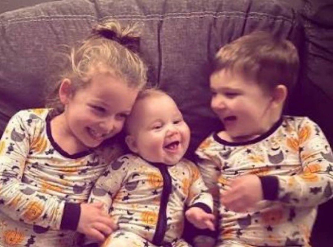 RealAlexJones's tweet photo. Not one leftist death cult feminist, wears a pin with the three Clancy children at the courthouse. 

Nobody sits behind the prosecution in support. The little babies have been memory-holed after being sacrificed to moloch! https://t.co/k9SFCwLTPj