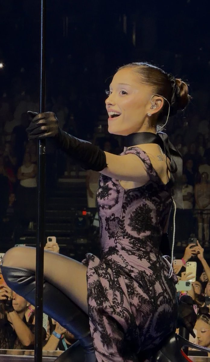 everytimepetals's tweet photo. nothing just these photos i took of ariana https://t.co/ftPRMPRNvQ